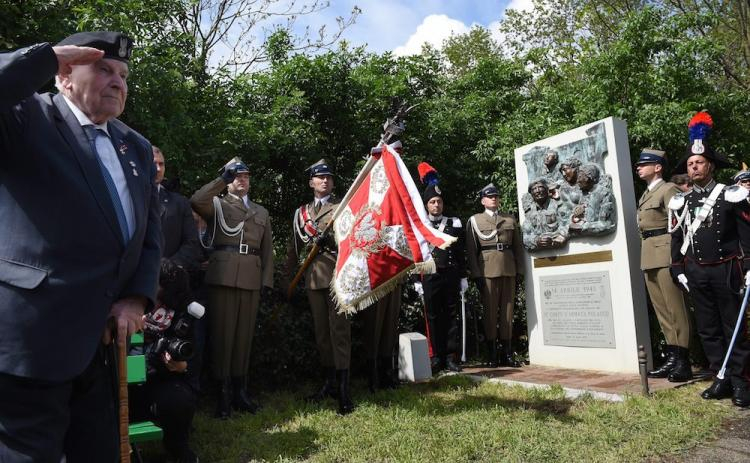 Uroczystości przy tablicy upamiętniającej wejście II Korpusu Polskiego generała Władysława Andersa do miasta Imola w prowincji Bolonia. Fot. PAP/R. Pietruszka