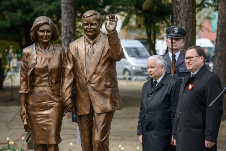 Prezes PiS Jarosław Kaczyński (2P) oraz senator PiS Grzegorz Bierecki (P) podczas odsłonięcia pomnika pary prezydenckiej Marii i Lecha Kaczyńskich w Białej Podlaskiej. Fot. PAP/W. Pacewicz