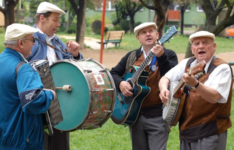 Kapela "Śląskie Bajery" z Ornontowic podczas Ogólnopolskiego Festiwalu Kapel Folkloru Miejskiego w Przemyślu. Fot. PAP/D. Delmanowicz