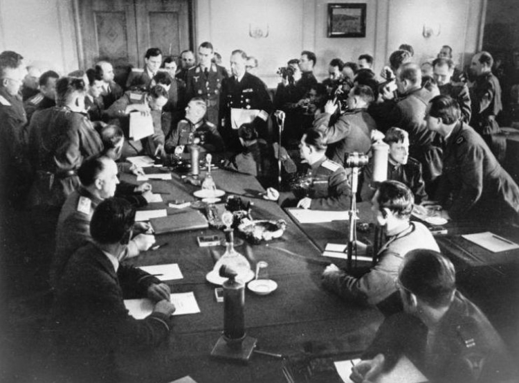 Feldmarszałek Wilhelm Keitel (u szczytu stołu) podpisał akt bezwarunkowej kapitulacji Niemiec. Berlin, 08.05.1945. Fot. PAP/CAF