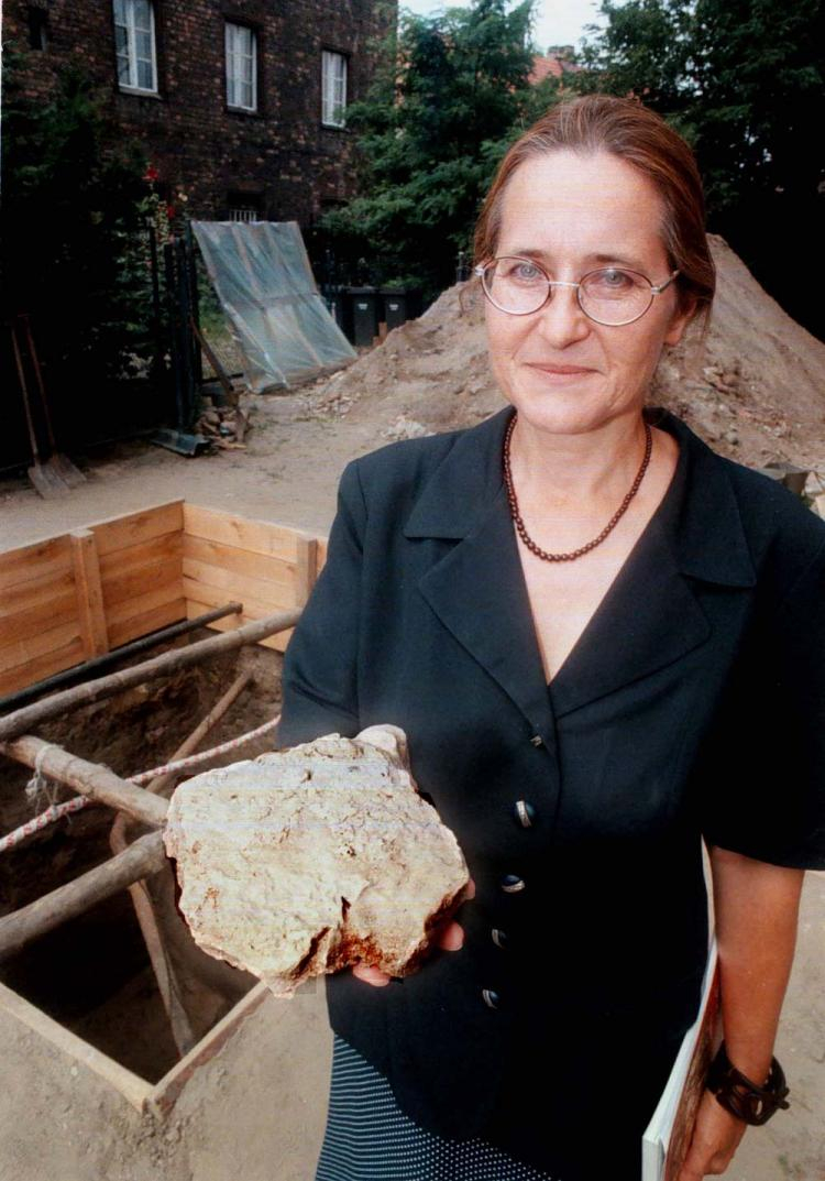 Prof. dr hab. Hanna Kocka-Krenz w 1999 r. podczas prac na Ostrowie Tumskim odkryła fundamenty muru palatium, siedziby Mieszka I i Bolesława Chrobrego z II poł. X w. Fot. PAP/R. Sikora