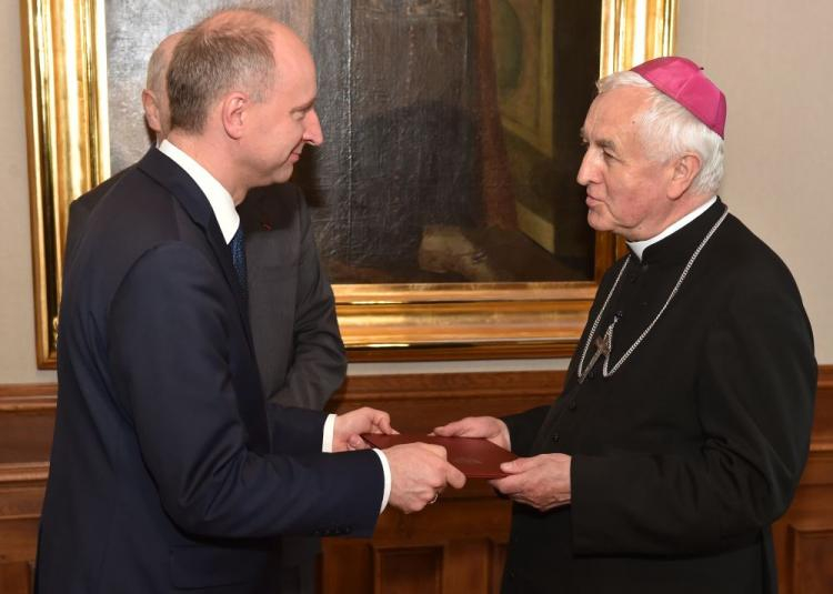 Podsekretarz stanu w Kancelarii Prezydenta RP Wojciech Kolarski przekazuje promesę na ręce bp. Jana Szkodonia. Fot. PAP/J. Bednarczyk