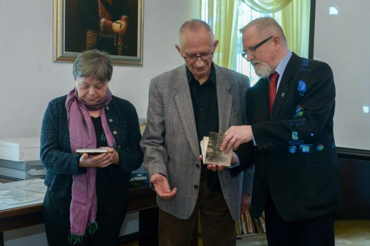 Syn Wiesława Szpakowicza, Jan Szpakowicz (C) z żoną Grażyną Szpakowicz (L) oraz dyrektor Archiwum Akt Nowych Tadeusz Krawczak podczas przekazania archiwum porucznika piechoty, cichociemnego, Wiesława Szpakowicza. Fot. PAP/M. Obara 