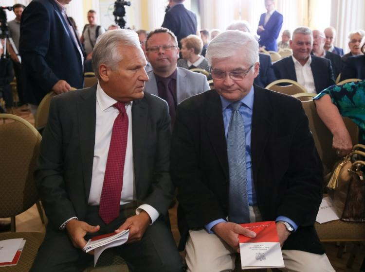 Aleksander Kwaśniewski i Włodzimierz Cimoszewicz podczas konferencji SLD #20latKonstytucji w Warszawie. Fot. PAP/P. Supernak 