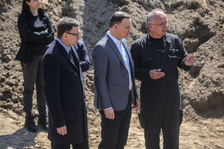 Prezydent Andrzej Duda, prezes IPN Jarosław Szarek oraz wiceprezes IPN Krzysztof Szwagrzyk na terenie "Łączki" na Cmentarzu Wojskowym na Powązkach. Fot. PAP/R. Guz