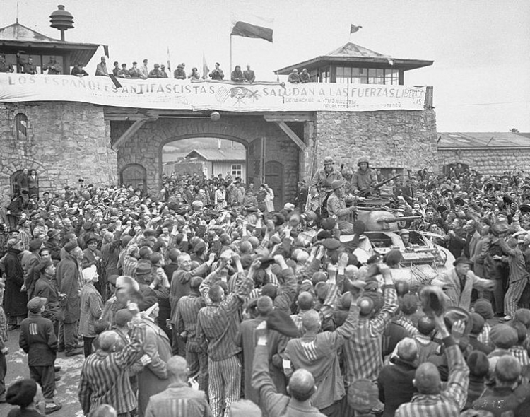 Wojska amerykańskie w wyzwolonym niemieckim obozie Mauthausen-Gusen.  5 maja 1945 r. Źródło: Wikimedia Commons 