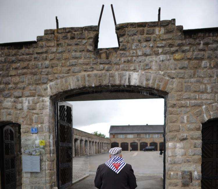 Ocalały więzień w byłym niemieckim obozie koncentracyjnym Mauthausen. 2011 r. Fot. PAP/Jacek Turczyk 