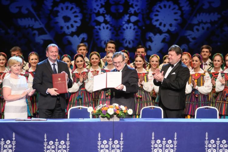 Wicepremier, minister kultury i dziedzictwa narodowego Piotr Gliński (C), wicemarszałek woj. mazowieckiego Wiesław Raboszuk (L) oraz gospodarz spotkania, dyrektor Państwowego Zespołu Ludowego Pieśni i Tańca „Mazowsze” Jacek Boniecki (P) podczas uroczystości podpisania porozumienia. Otrębusy, 29.05.2017. Fot. PAP/L. Szymański 