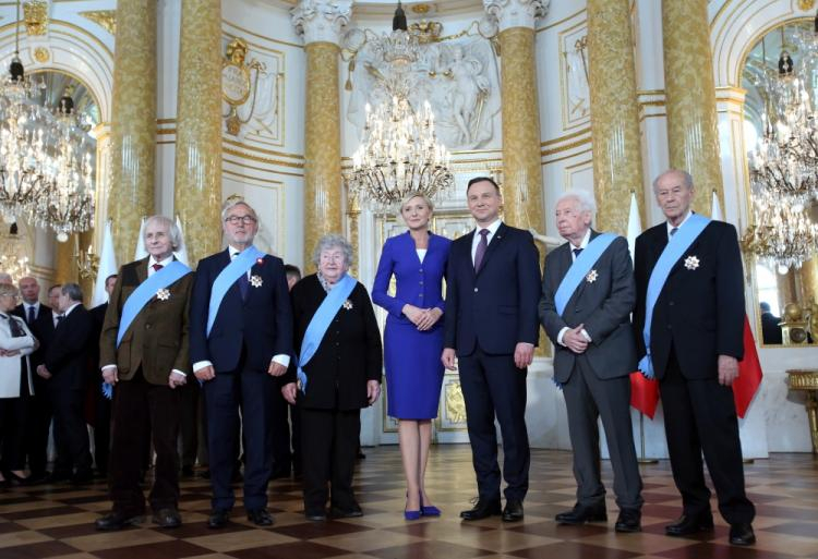 Para prezydencka Andrzej Duda i Agata Kornhauser Duda oraz odznaczeni Orderem Orła Białego: Jan Krzysztof Kelus (L), Adam Bujak (2L), Zofia Mertens (3L), Mieczysław Chorąży (P) i Mieczysław Tomaszewski (2P). Uroczystość odbyła się na Zamku Królewskim w Warszawie, 3 bm. w 226 rocznicę uchwalenia Konstytucji 3 Maja. PAP/Leszek Szymański