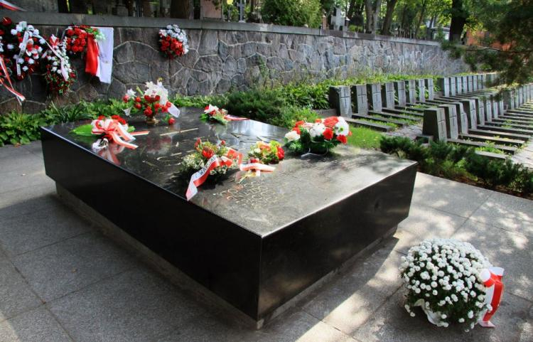 Cmentarz na Rossie - mauzoleum serca marszałka Józefa Piłsudskiego i jego matki. Fot. PAP/J. Undro
