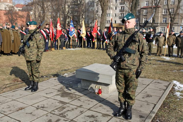 Kamień węgielny wmurowany pod budowę pomnika AK na bulwarze Czerwieńskim pod Wawelem w Krakowie. Fot. PAP/S. Rozpędzik