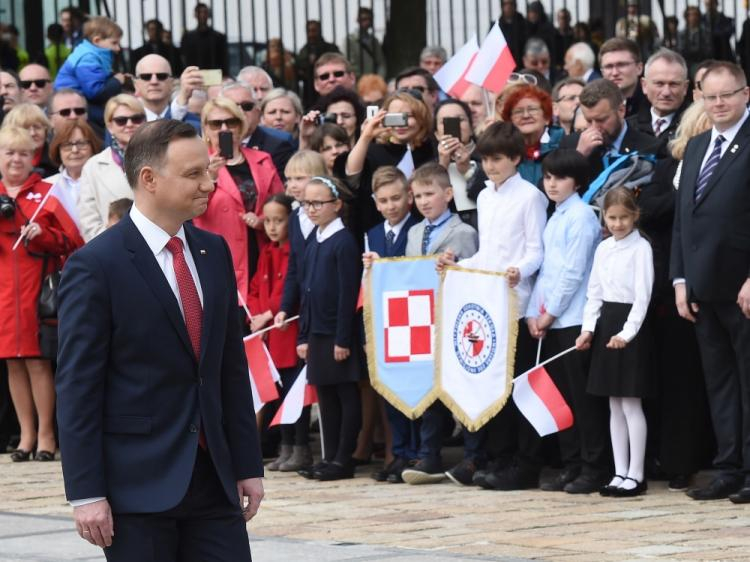 Obchody Dnia Flagi RP oraz Dnia Polonii i Polaków za Granicą - prezydent Andrzej Duda podczas uroczystości na dziedzińcu Belwederu w Warszawie. Fot. PAP/R. Pietruszka