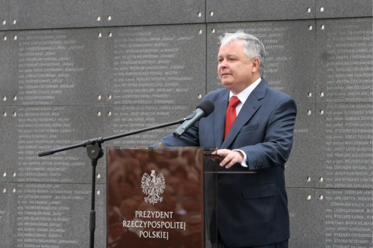 Prezydent Lech Kaczyński podczas obchodów 63. rocznicy wybuchu Powstania Warszawskiego w Parku Wolności na terenie Muzeum Powstania Warszawskiego. PAP/Tomasz Gzell