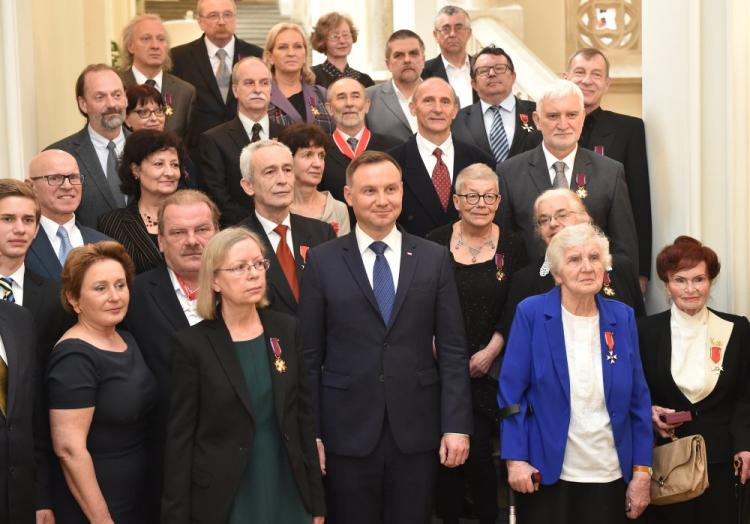 Prezydent Andrzej Duda pozuje z odznaczonymi do wspólnego zdjęcia podczas uroczystości wręczenia odznaczeń państwowych zasłużonym działaczom opozycji antykomunistycznej z okazji 40. rocznicy utworzenia Studenckiego Komitetu Solidarności. Fot. PAP/J. Bednarczyk 