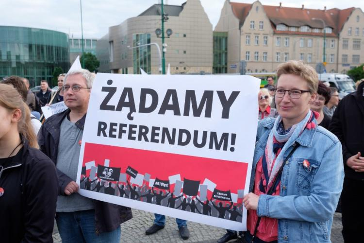 Pikieta przeciwników reformy edukacji na placu Adama Miciewicza. Poznań, 25.05.2017. Fot. PAP/J. Kaczmarczyk