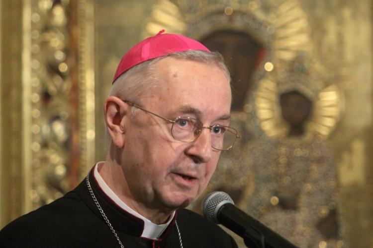 Przewodniczący Konferencji Episkopatu Polski abp Stanisław Gądecki podczas otwarcia wystawy "Regalia Matki Bożej, Królowej Polski" w Arsenale klasztoru na Jasnej Górze. Fot. PAP/W. Deska 