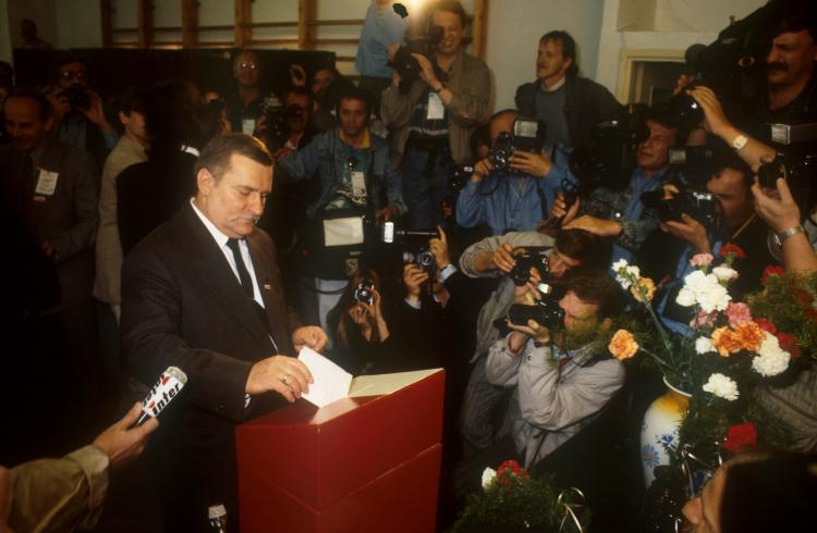 Lech Wałęsa głosuje w wyborach do Sejmu X kadencji i Senatu. Gdańsk, 1989.06.04. Fot. PAP/J. Bogacz