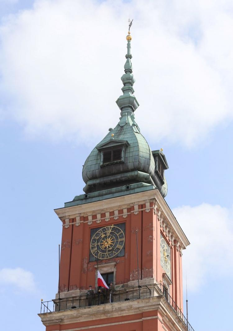 Obchody Dnia Flagi RP oraz Dnia Polonii i Polaków za Granicą - uroczyste podniesienie Flagi Państwowej RP na Wieży Zegarowej Zamku Królewskiego w Warszawie. PAP/Paweł Supernak