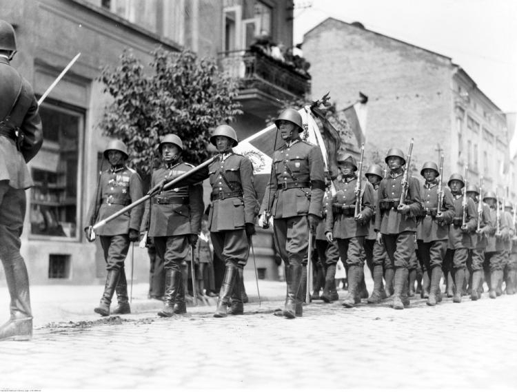 Defilada oddziału 4 Pułku Piechoty Legionów ulicami Dziedzic. 07.1934. Fot. NAC