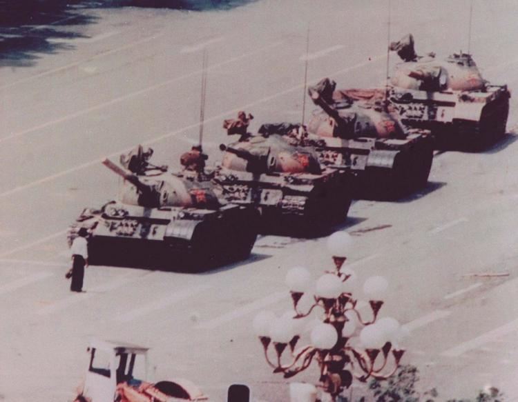 "Bohater z Tiananmen", który zdołał powstrzymać kolumnę czołgów chińskiej armii w czasie demonstracji prodemokratycznej w 1989 r. w Pekinie. Fot. PAP/EPA