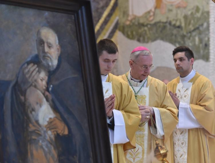 Przewodniczący Konferencji Episkopatu Polski abp Stanisław Gądecki (2P) przewodzi mszy św. z okazji ogólnopolskich uroczystości ku czci św. Brata Alberta w sanktuarium św. Jana Pawła II w Krakowie. Fot. PAP/J. Bednarczyk 