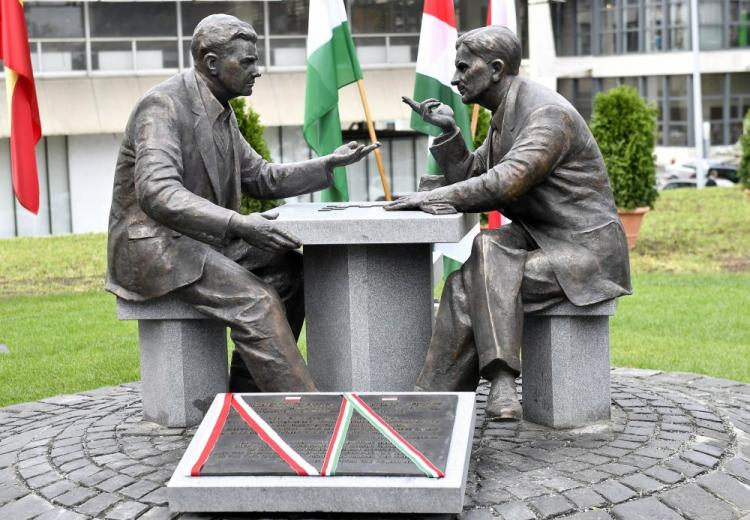 Pomnik Henryka Sławika i Jozsefa Antalla Seniora w Budapeszcie. Fot. PAP/MTI/EPA/Tibor Illyes 