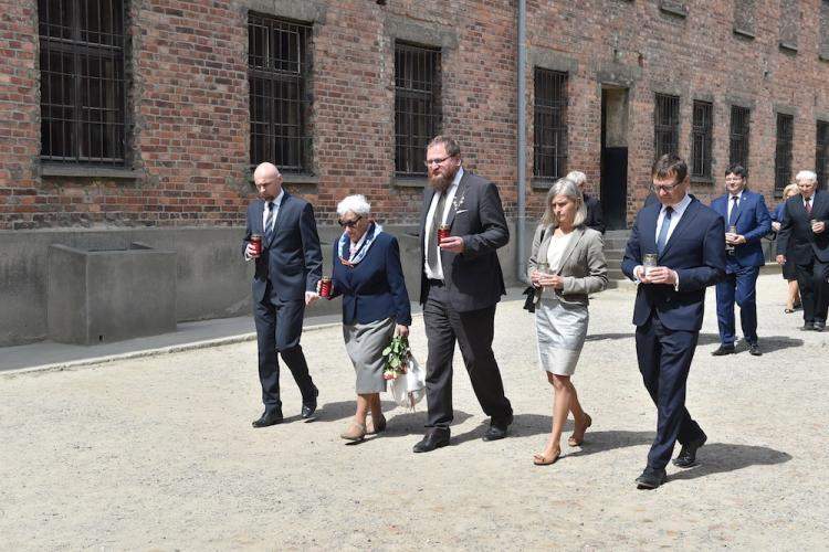 Dyrektor Państwowego Muzeum Auschwitz-Birkenau Piotr Cywiński (C), była więźniarka Zdzisława Włodarczyk (2L) zapalili znicze przed Ścianą Straceń w byłym obozie Auschwitz I w Oświęcimiu, podczas obchodów 77. rocznicy pierwszej deportacji polskich więźniów politycznych do niemieckiego obozu Auschwitz. Fot. PAP/J. Bednarczyk