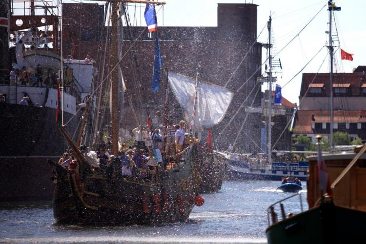 Parada łodzi po Mołtawie podczas XIII zlotu żaglowców Baltic Sail Gdańsk 2010. Fot. PAP/R. Jocher 