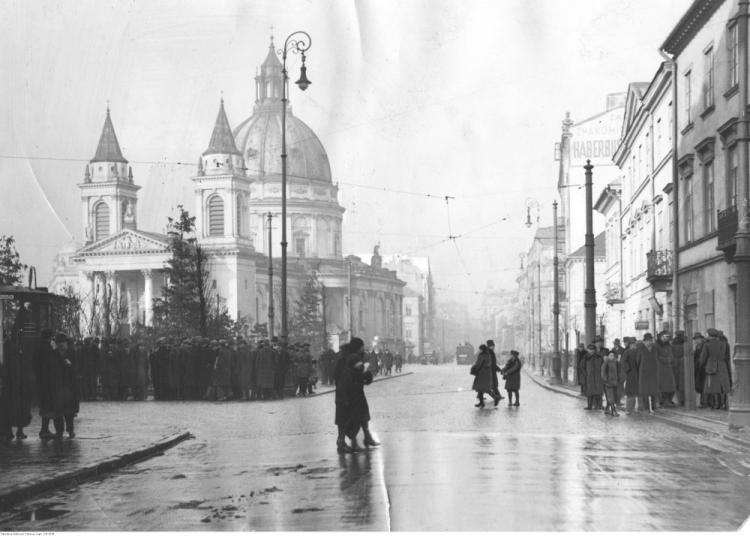 Grupki bezrobotnych pracowników umysłowych zbierające się na placu Trzech Krzyży przed pochodem na Sejm. Warszawa, 1933 r. Fot. NAC