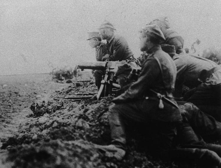 Żołnierze z polskim karabinem maszynowym na polu bitwy pod Radzyminem. Warszawa 1920 r. Fot. PAP/Archiwum