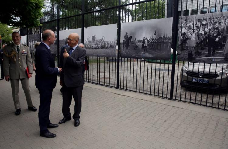 Ambasador Francji w Polsce Pierre Levy (P) oraz minister w Kancelarii Prezydenta Wojciech Kolarski (2L) podczas otwarcia wystawy "Błękitna Armia Hallera we Francji" w ambasadzie francuskiej. Fot. PAP/T. Gzell 