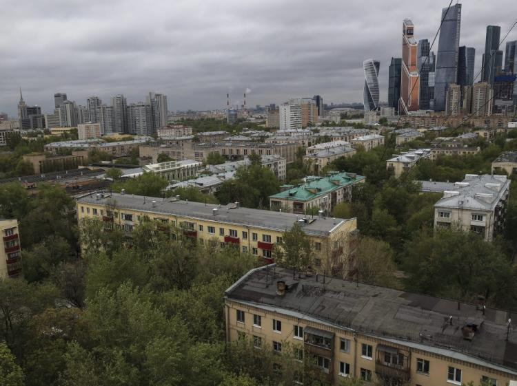 "Chruszczowki", czteropiętrowe bloki mieszkalne w Moskwie. Fot. PAP/EPA
