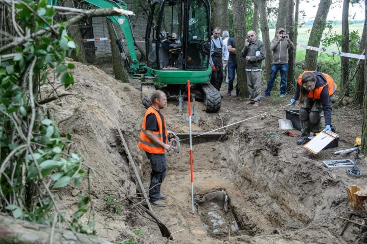 Prace ekshumacyjne przy miejscu pochówku Żołnierza Wyklętego Antoniego Dołęgi ps. Znicz we wsi Popławy-Rogale. Fot. PAP/W. Pacewicz 