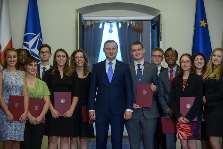  Prezydent Andrzej Duda podczas spotkania ze studentami amerykańskimi przebywającymi w Polsce w ramach projektu "Staż Prezydencki 2017". Fot. PAP/M. Obara