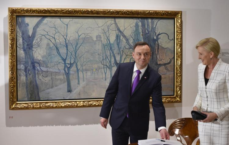 Prezydent Andrzej Duda z małżonką Agatą Kornhauser-Dudą podczas uroczystego wernisażu wystawy "Dziedzictwo" w Muzeum Narodowym w Krakowie. Fot. PAP/J. Bednarczyk