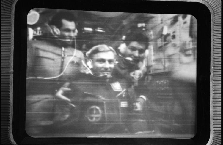 Polsko-sowiecki lot w kosmos - konferencja prasowa z kosmosu w studio TV Moskwa: Mirosław Hermaszewski (C) i Piotr Klimuk (P). 07.1978. Fot. PAP/CAF/T. Zagodziński