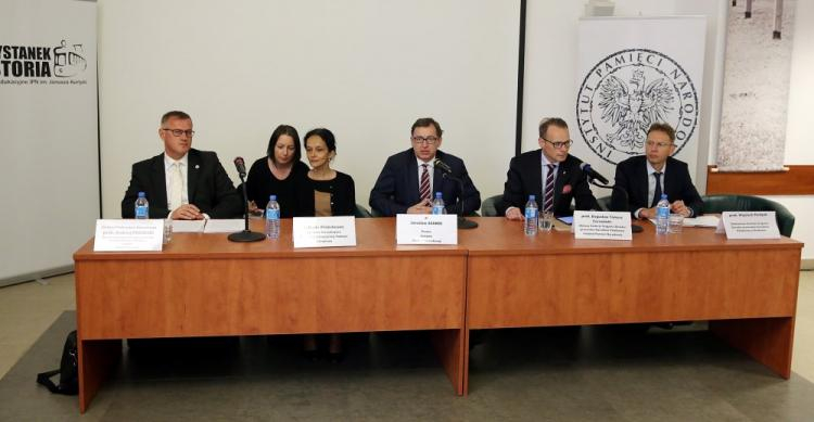 Dyrektor Głównej Komisji Ścigania Zbrodni przeciwko Narodowi Polskiemu prok. Andrzej Pozorski (L), dyrektor zarządzająca Platformy Europejskiej Pamięci i Sumienia Neela Winkelmann (2L), prezes IPN Jarosław Szarek (C), prok. Bogusław Czerwiński (2P) oraz prok. Wojciech Pardyak (P). Fot. PAP/T. Gzell 