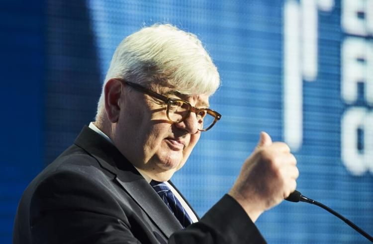 Były wicekanclerz Republiki Federalnej Niemiec Joschka Fischer podczas inauguracji VII Europejskiego Kongresu Finansowego w Sopocie. Fot. PAP/D. Kulaszewicz