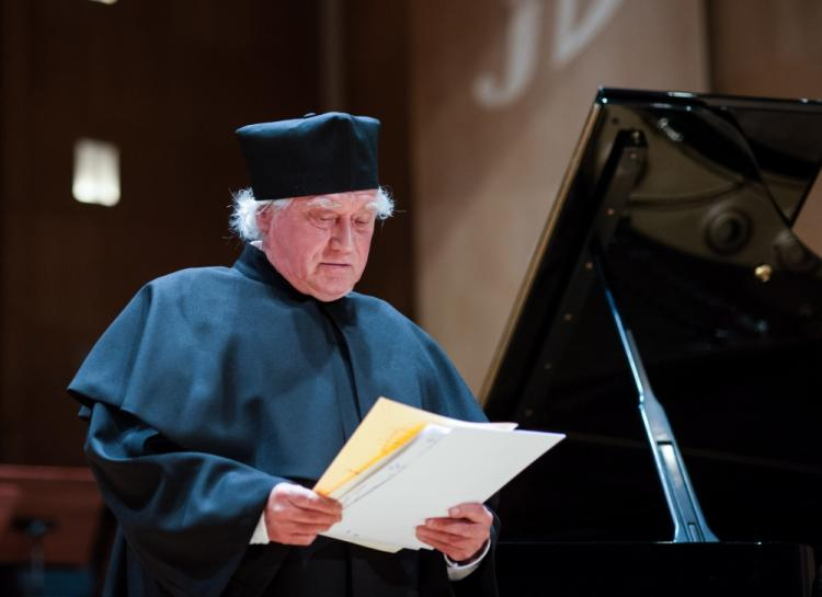 Dyrygent Jerzy Maksymiuk odebrał tytuł doktora honoris causa Uniwersytetu w Białymstoku. Fot. PAP/M. Zieliński