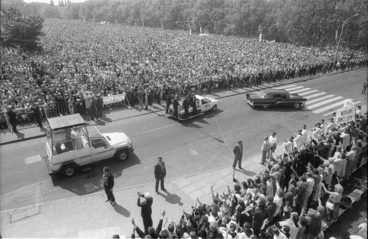 III pielgrzymka Jana Pawła II do Polski: przyjazd na Jasne Błonia, gdzie papież odprawił mszę świętą dla rodzin. Szczecin, 11.06.1987.  Fot. PAP/CAF/A. Hawałej 