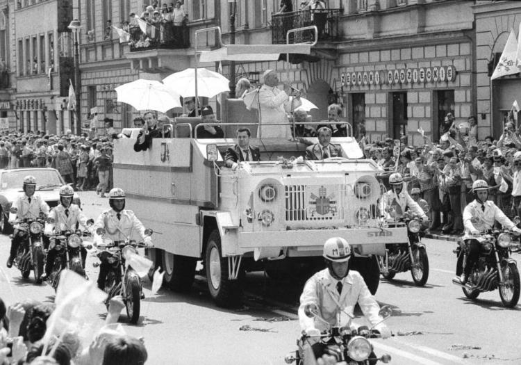 jciec Święty przejeżdża ulicą Nowy Świat. Warszawa, 02.06.1979. Fot. PAP/CAF/Z. Matuszewski