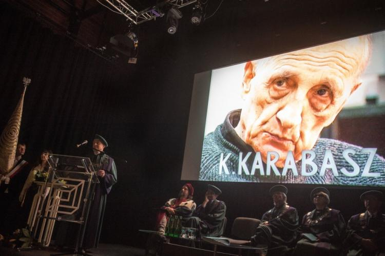 Uroczystość nadania tytułu doktora honoris causa Łódzkiej Szkoły Filmowej prof. dr hab. Kazimierzowi Karabaszowi. Fot. PAP/G. Michałowski