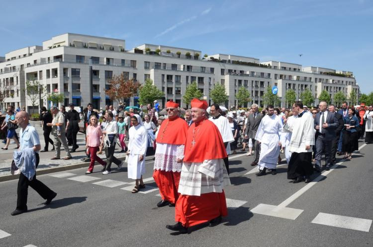 Metropolita warszawski kard. Kazimierz Nycz oraz kard. Francesco Montenegro na czele procesji dziękczynnej w drodze do Świątyni Opatrzności Bożej. Fot. PAP/J. Turczyk