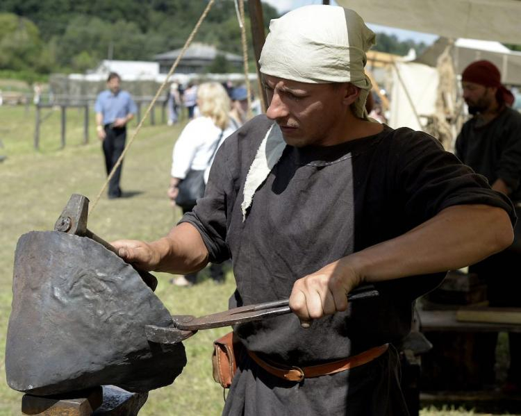 Pokaz zapomnianych rzemiosł w skansenie Karpacka Troja w Trzcinicy. Fot. PAP/D. Delmanowicz