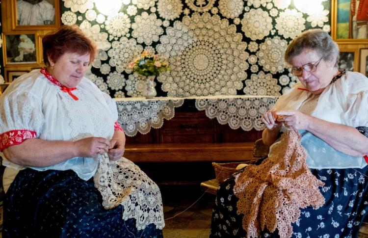 Koniaków, 09.05.2017. Koronczarki Zuzanna Ptak i Urszula Rybka podczas pracy w Muzeum Koronki w Koniakowie. Fot. PAP/A. grygiel