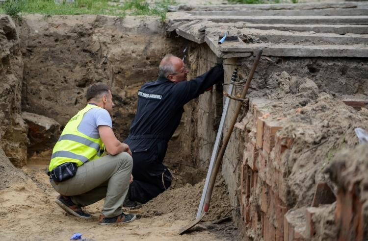 Kierujący pracami poszukiwawczymi zastępca prezesa IPN Krzysztof Szwagrzyk podczas poszukiwań ofiar komunizmu na  tzw. Łączce na Cmentarzu Wojskowym na warszawskich Powązkach.  Fot. PAP/Jakub Kamiński 