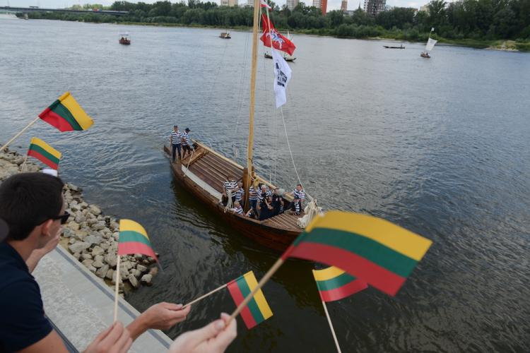 Powitanie Litewskiej Ekspedycji Narodowej, która przypłynęła do Polski w ramach wyprawy opływającej historyczne miejsca związane z dziejami Litwy i Polski. Fot. PAP/J. Kamiński