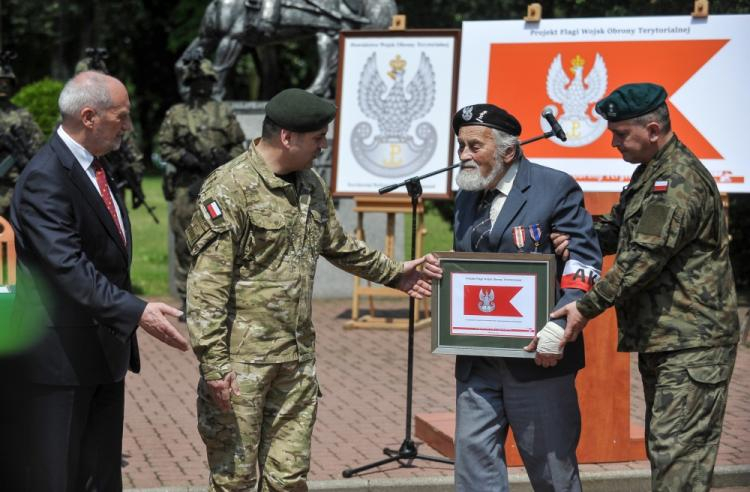 Minister obrony narodowej Antoni Macierewicz, dowódca Wojsk Obrony Terytorialnej gen. bryg. Wiesław Kukuła (C) i członek konspiracyjnej Narodowej Organizacji Wojskowej, żołnierz Armii Krajowej kpt. w st. spocz. dr Janusz Kamocki (2P) podczas ogłoszenia o przejęciu przez DWOT tradycji Komendy Głównej Armii Krajowej w warszawskiej Cytadeli. 28.06.2017. Fot. PAP/M. Obara