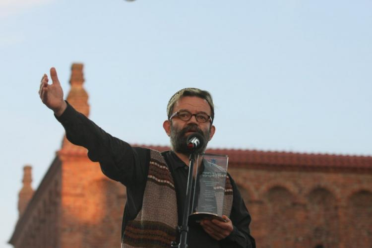 Dyrektor festiwalu Janusz Makuch podczas koncertu finałowego 20. Festiwalu Kultury Żydowskiej w Krakowie. 2010 r. Fot. PAP/S. Rozpędzik 