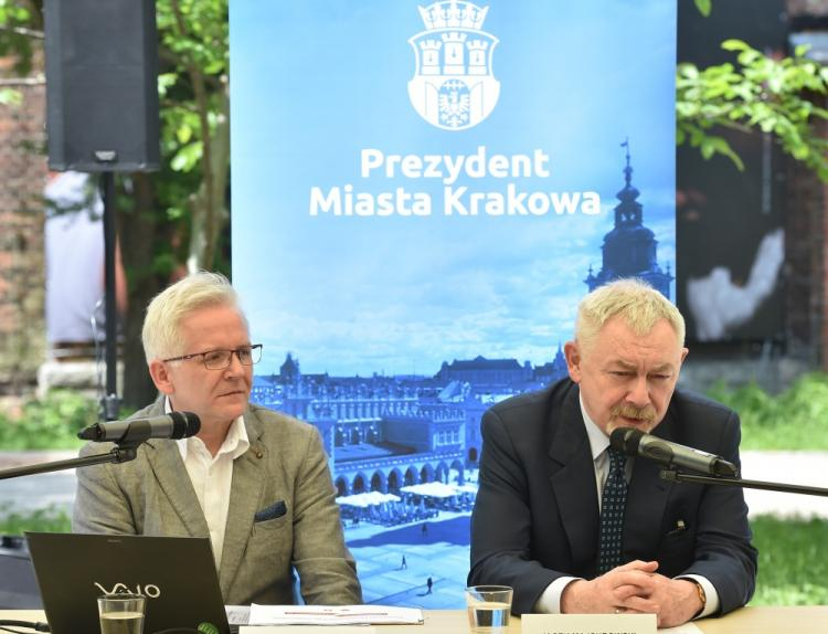 Prezydent Krakowa Jacek Majchrowski (P) i dyrektor Muzeum Historii Fotografii Marek Świca (L) podczas konferencji prasowej w budynku dawnej zbrojowni przy ul. Rakowickiej 22 w Krakowie. Fot. PAP/J. Bednarczyk